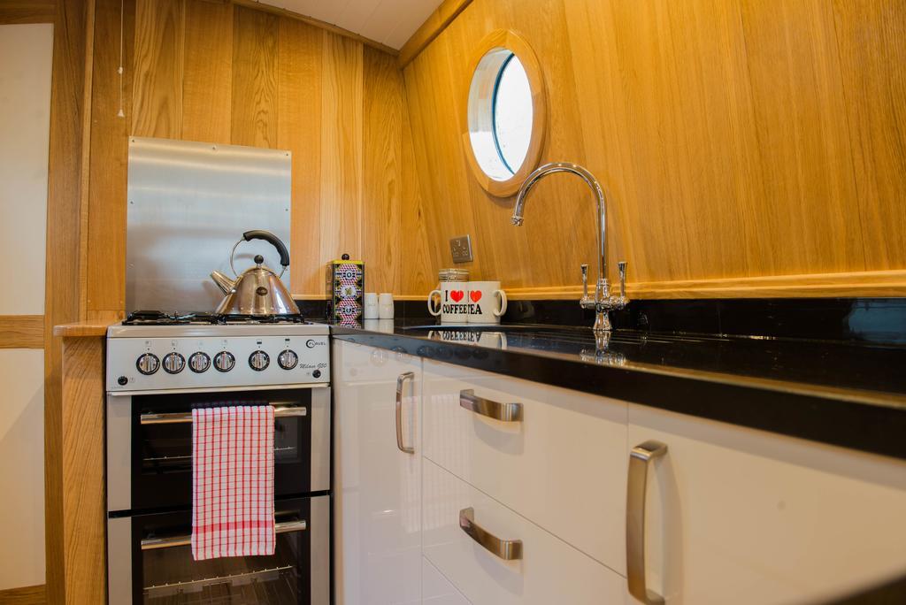 Narrowboat Puzzle Hotel Ely Ngoại thất bức ảnh