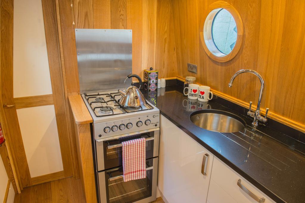Narrowboat Puzzle Hotel Ely Ngoại thất bức ảnh