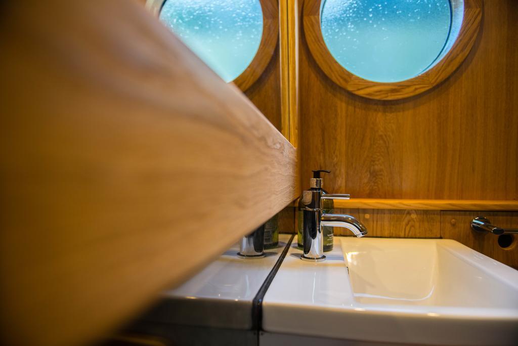 Narrowboat Puzzle Hotel Ely Ngoại thất bức ảnh